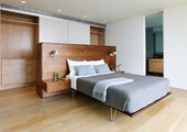 Шкафы в спальню над кроватью: интерьерное применение, материалы и установка