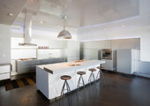 Натяжной потолок на кухне: можно ли делать и 70+ дизайнерских фотоидей  для глянцевого и матового финиша
