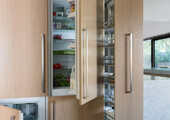 Встроенный в шкаф холодильник: выбор техники и виды установки для максимального комфорта