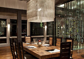 Свет гастрономии: обзор стильных кухонных интерьеров с люстрой над обеденным столом