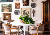 Свет гастрономии: обзор стильных кухонных интерьеров с люстрой над обеденным столом