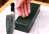 Как правильно точить ножи бруском: советы экспертов для идеальной остроты кухонных и охотничьих ножей