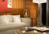Торшеры в интерьере гостиной (42 фото): стильное и функциональное освещение
