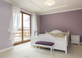Бело-фиолетовая спальня: советы дизайнеров по гармоничному сочетанию оттенков