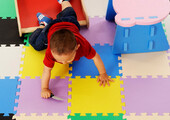 Детские коврики-пазлы для ползания: обзор вариантов и советы родителям по выбору