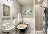 Стеклообои в ванной: дизайнерские особенности, преимущества и уход за ними