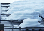 Готовимся к зиме правильно: как выбрать безопасные снегозадержатели на крышу?
