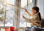 Как украсить окно на Новый год? Подборка идей и простых мастер-классов своими руками