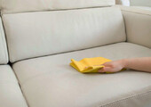 Чистый дом без хлопот: как быстро почистить диван от грязи, пятен и запаха в домашних условиях?